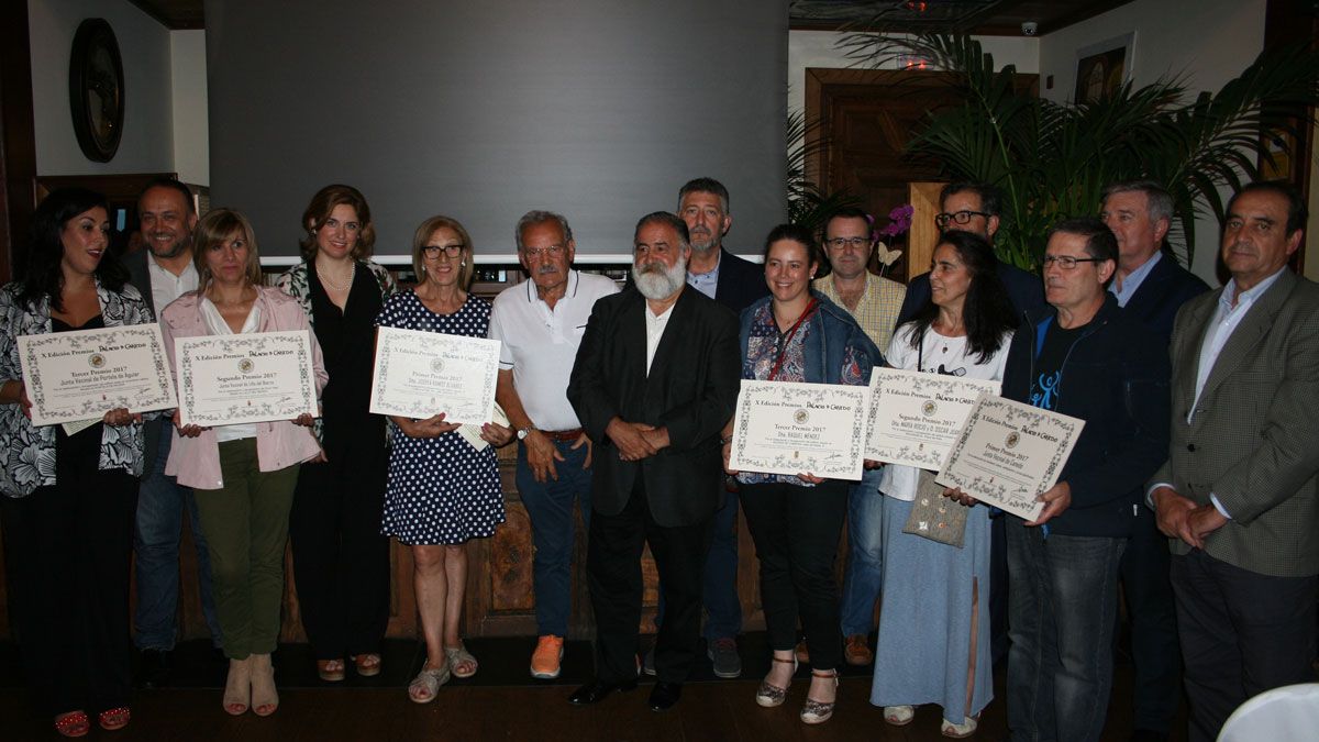 Foto de familia de los premiados reunidos en el Palacio de Canedo este jueves.