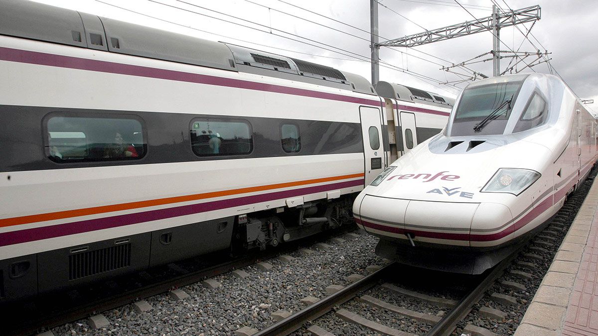 Un AVE a su llegada a la estación de tren de Valladolid. | ICAL