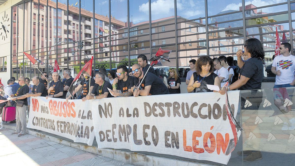 Los trabajadores hicieron visible su situación a las puertas de la estación de la capital leonesa. | MAURICIO PEÑA