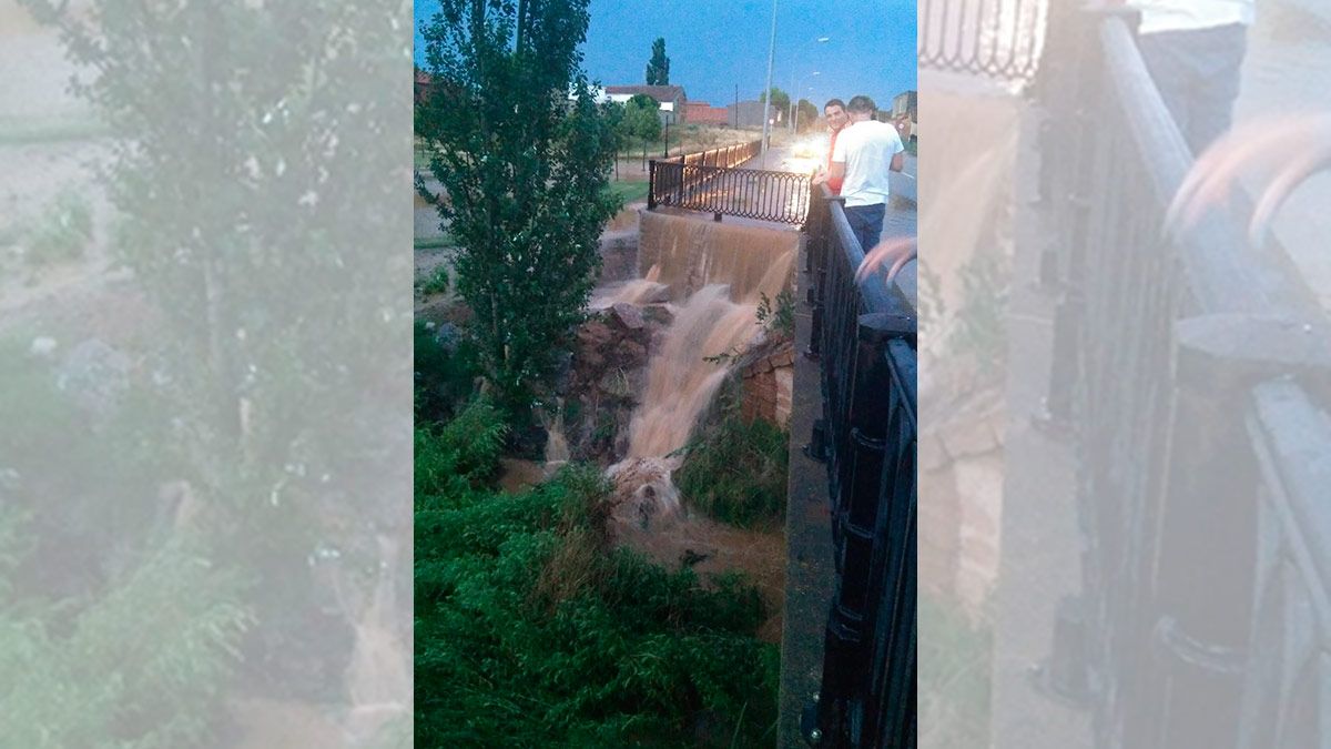 Las intensas precipitaciones convirtieron las calles de Gordoncillo en auténticos ríos. | L.N.C.