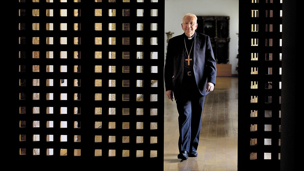 El Obispo de León, Julián López, en las instalaciones de su sede. | SAUL ARÉN El Obispo de León, Julián López, en las instalaciones de su sede. | SAUL ARÉN
