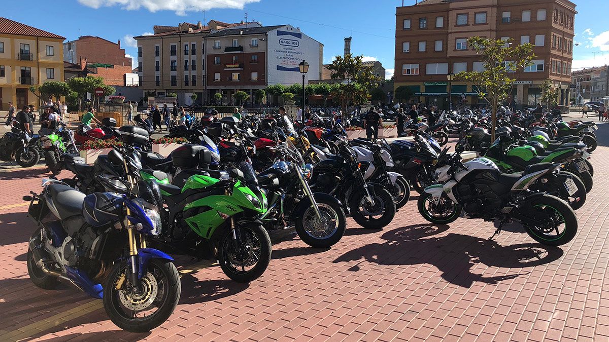La Plaza de España fue el escaparate de decenas y decenas de motos. | P.F.