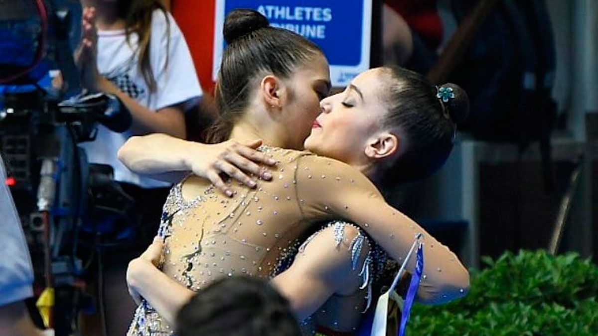 Polina Berezina ySara Llana se abrazan tras la competición de ayer. | RFEG