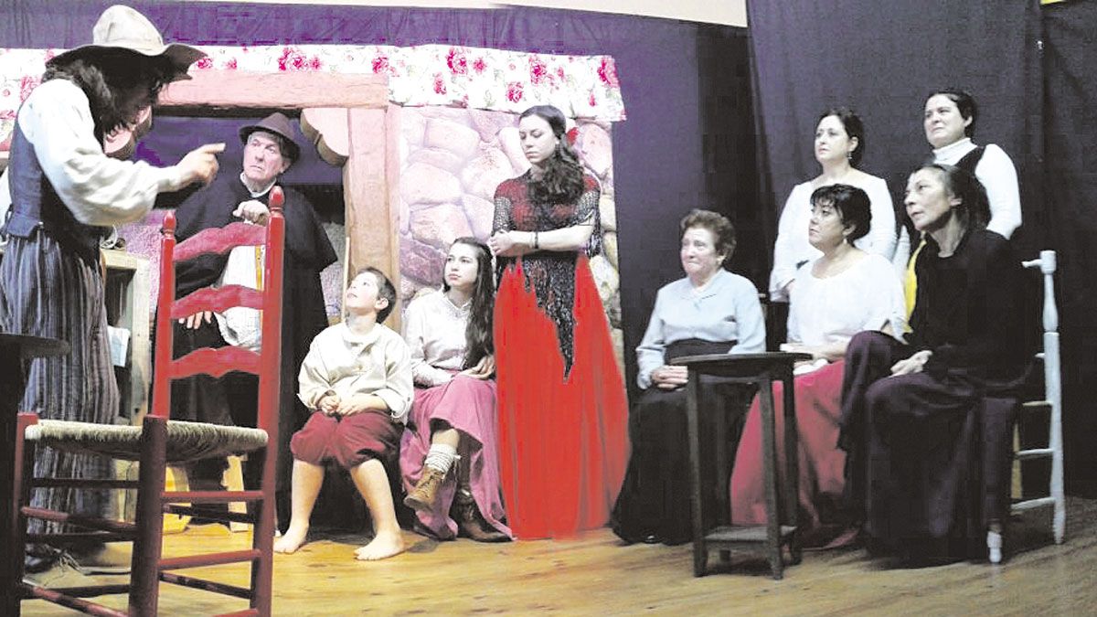 Un momento de la representación de ‘La zapatera prodigiosa’, que este sábado llega al escenario del Teatro San Francisco. Un momento de la representación de ‘La zapatera prodigiosa’, que este sábado llega al escenario del Teatro San Francisco.