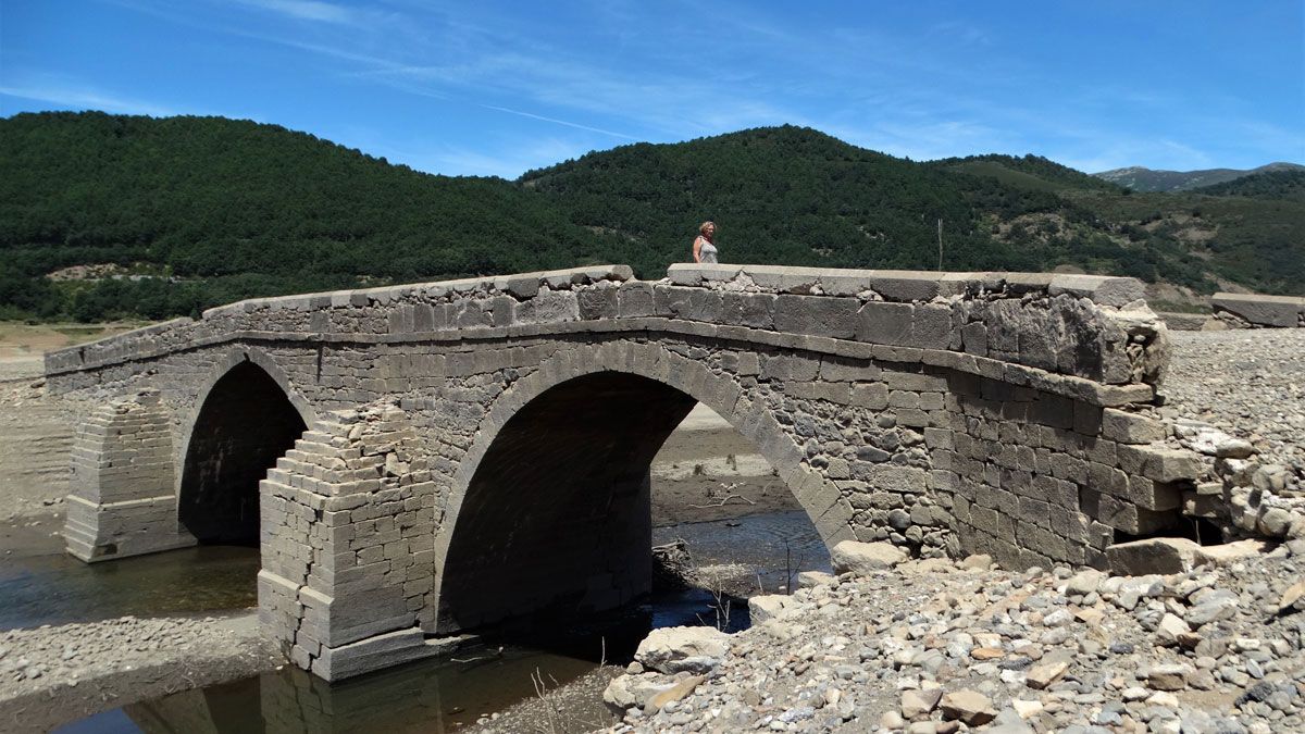 El puente de Pedrosa del Rey tan solo puede verse y disfrutarse en épocas del año en las que el pantano de Riano tiene pocas reservas. | LUIS SOLERA SELVI