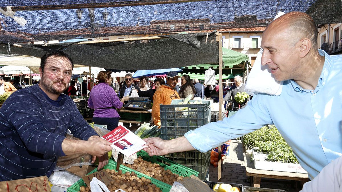 José Antonio Diez la mañana de este sábado en el mercado de la Plaza Mayor. | CARLOS S. CAMPILLO (ICAL)