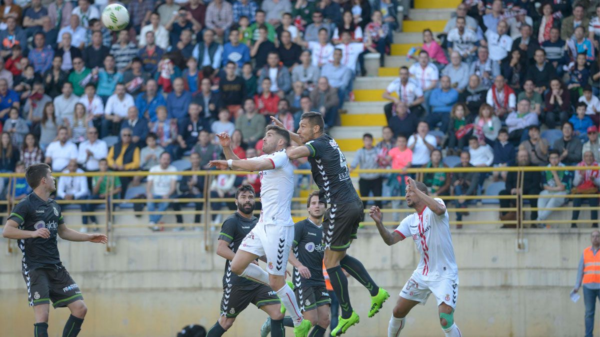 Iván González busca un balón aéreo durante el último choque ante el Racing. | MAURICIO PEÑA