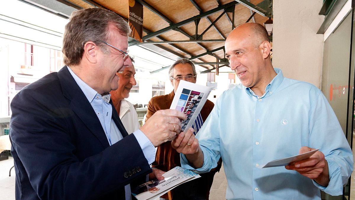 Antonio Silván y José Antonio Diez intercambiaron programas en el mercado del Conde. | CARLOS S. CAMPILLO (ICAL)