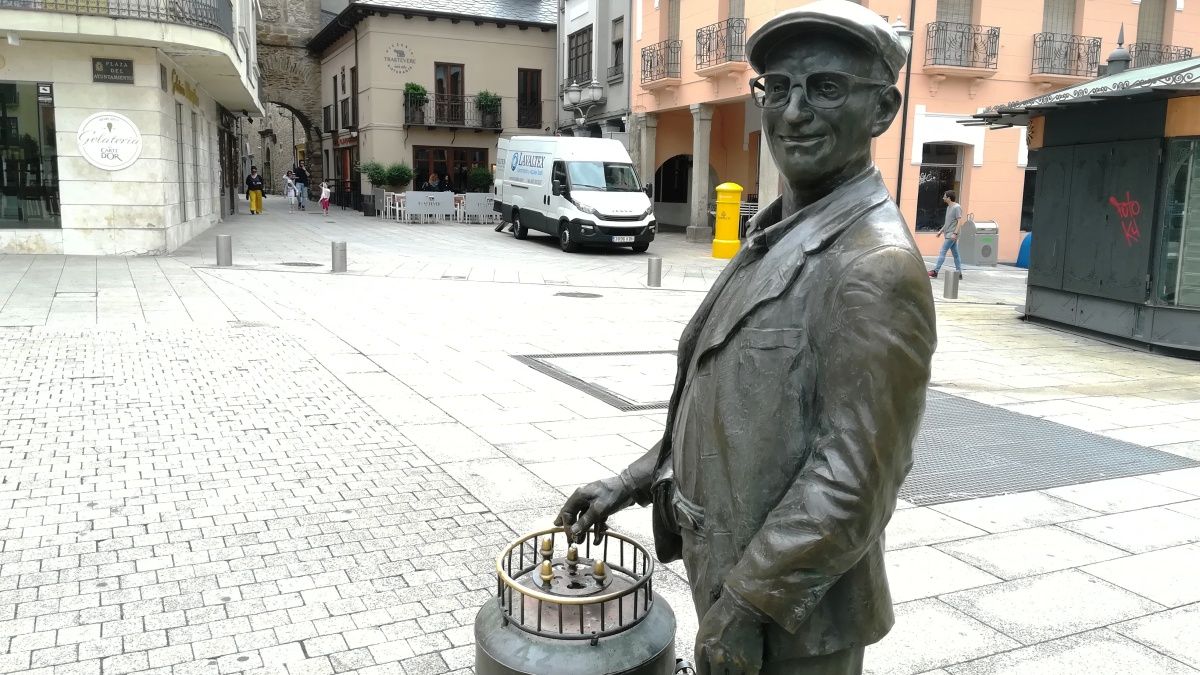 El barquillero, de Óscar Alvariño Belinchón, en la plaza del Ayuntamiento de Ponferrada. | D.M.