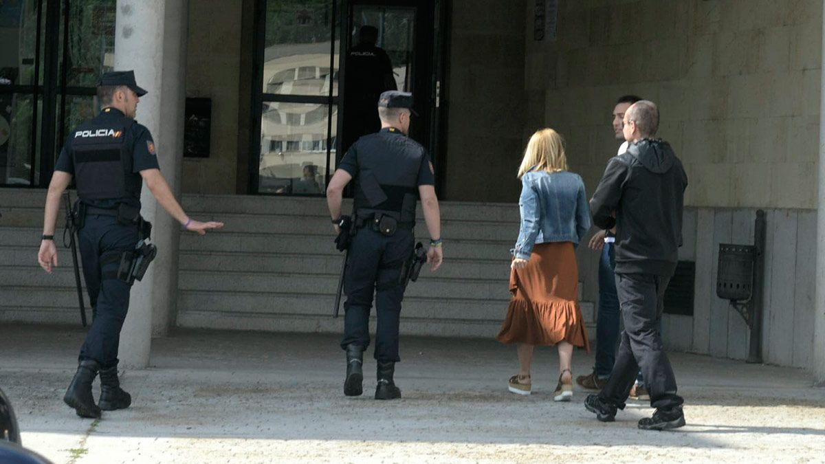 María Eugenia Gancedo, alcaldesa de San Andrés del Rabanedo, entrando al Consistorio. | MAURICIO PEÑA