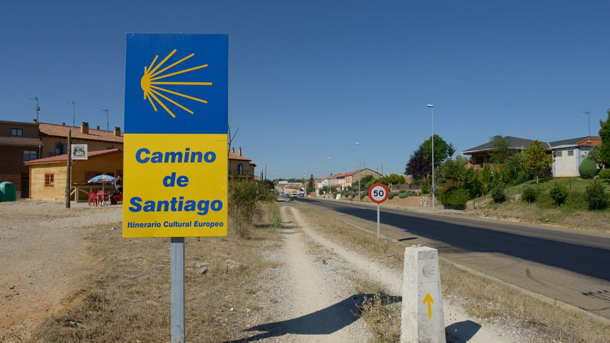 Imagen del Camino a la altura de Valverde de la Virgen | MAURICIO PEÑA Imagen del Camino a la altura de Valverde de la Virgen | MAURICIO PEÑA