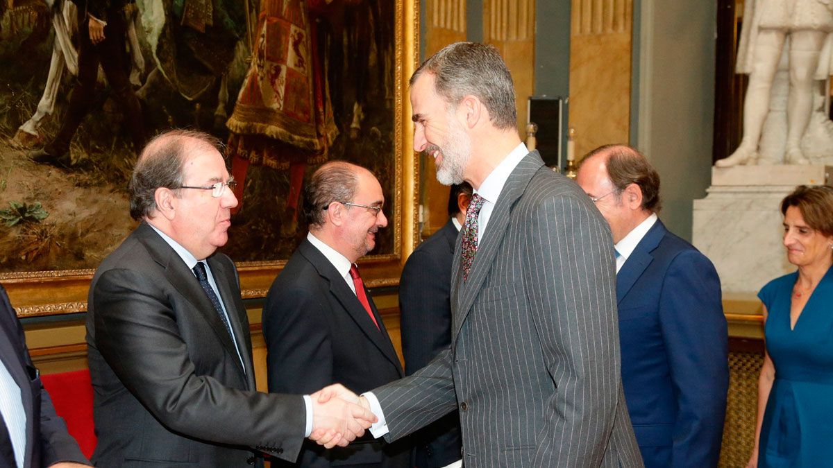Felipe VI saludando al presidente de la Junta en los actos desarrollados en el Senado. | L.N.C.