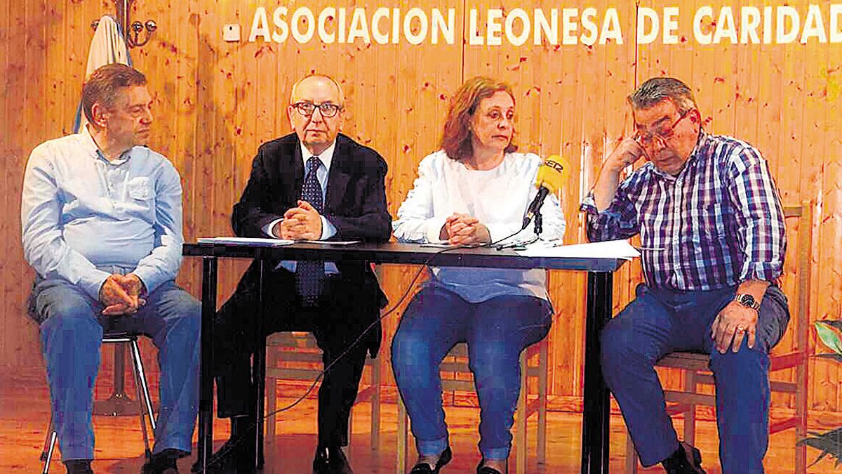 Representantes de la Asociación Leonesa de Caridad junto a la concejala Aurora Baza