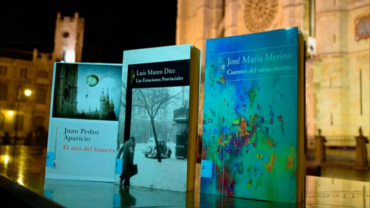 Los libros de Aparicio, Mateo y Merino, tres de los principales nombres de la literatura leonesa, frente a la Catedral de León. | R. DE LA VARGA Y LETICIA BARRIONUEVO