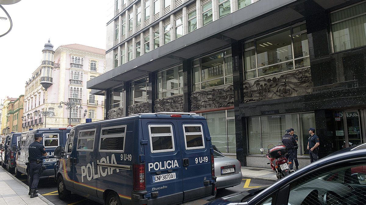 Agentes y furgones de la Policía Nacional estuvieron apostados a las puertas del Ayuntamiento de León. | MAURICIO PEÑA