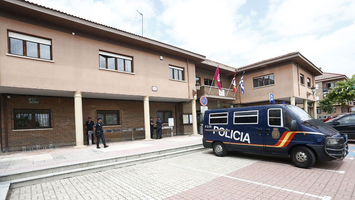 En segundo término, el alcalde de Villaquilambre, Manuel García, sale del Ayuntamiento hacia dependencias policiales en la macrooperación Enredadera. | ICAL