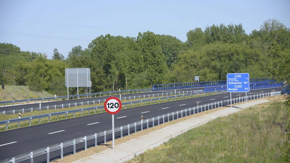 Tramo de al A-60 entre Puente Villarente y Santas Martas. | MAURICIO PEÑA