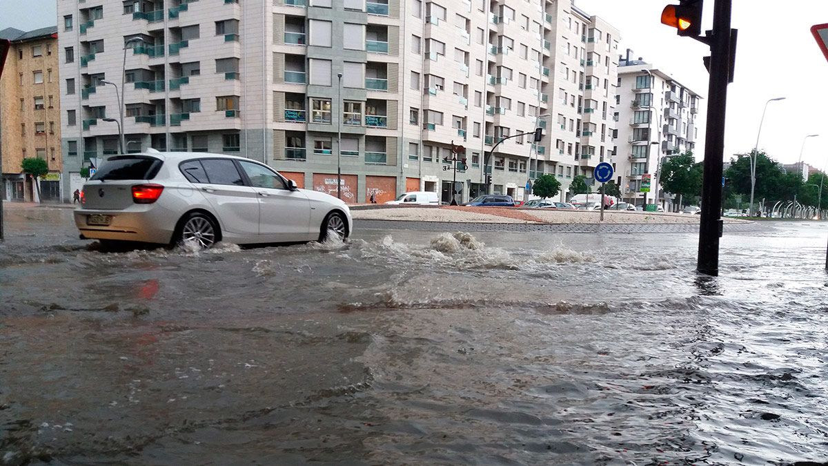 Una de las inundaciones provocadas por las últimas tormentas en León. | MAURICIO PEÑA