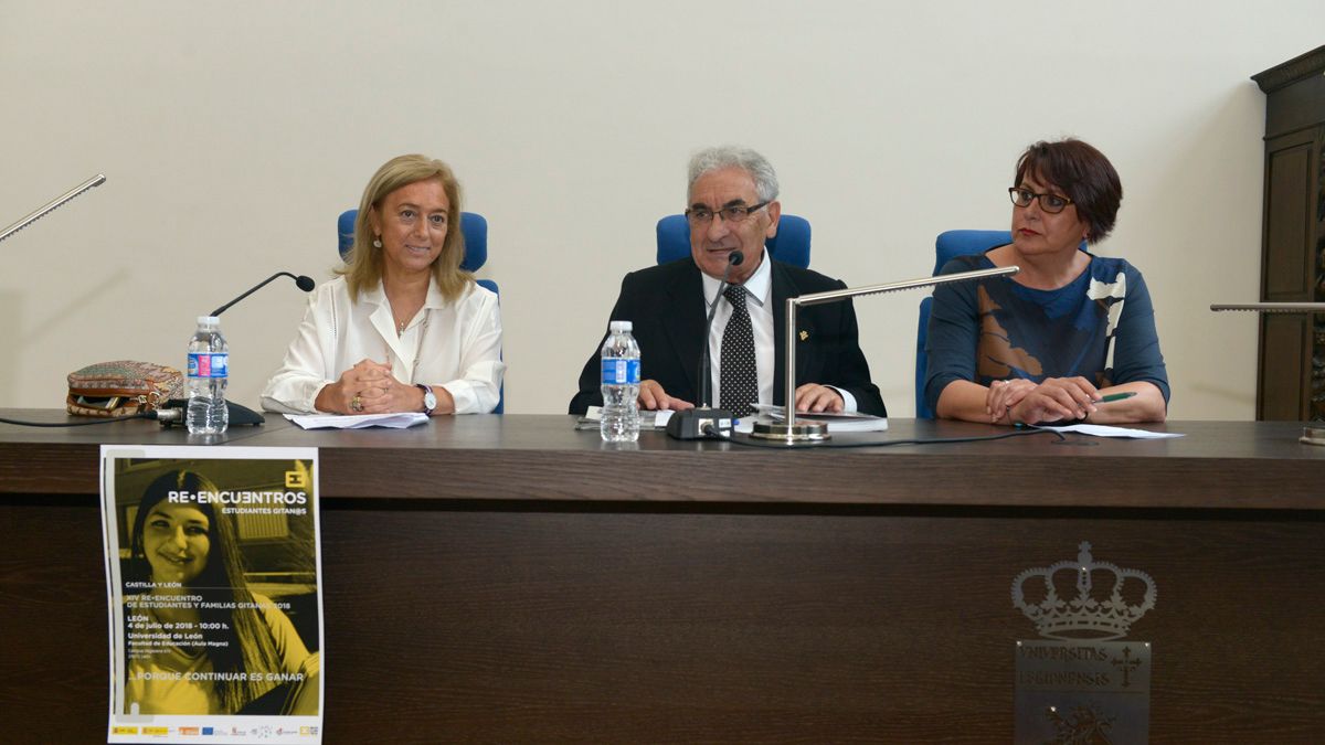 La directora territorial, Mar Fresno, el presidente de la fundación, Pedro Puente, y la decana de educación Mª Lourdes Gutiérrez| M. PEÑA La directora territorial, Mar Fresno, el presidente de la fundación, Pedro Puente, y la decana de educación Mª Lourdes Gutiérrez| M. PEÑA