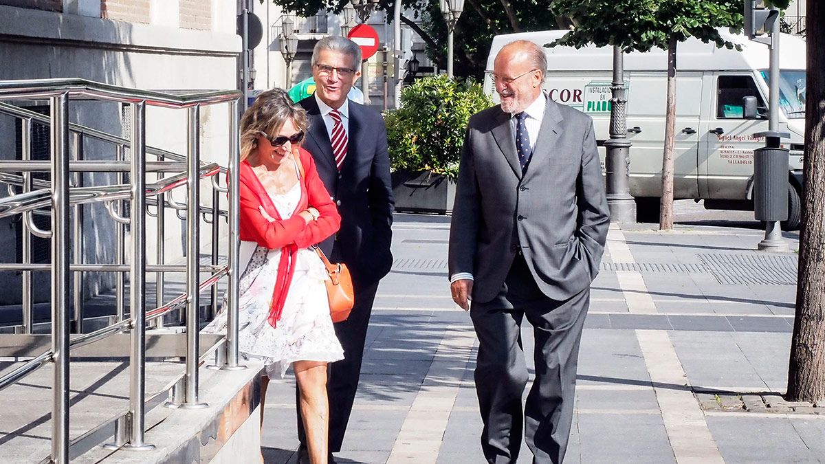 El exalcalde de Valladolid Javier León y el exconcejal de Urbanismo Manuel Sánchez a su llegada a la segunda sesión del juicio por las 'comfort letter'. | ICAL