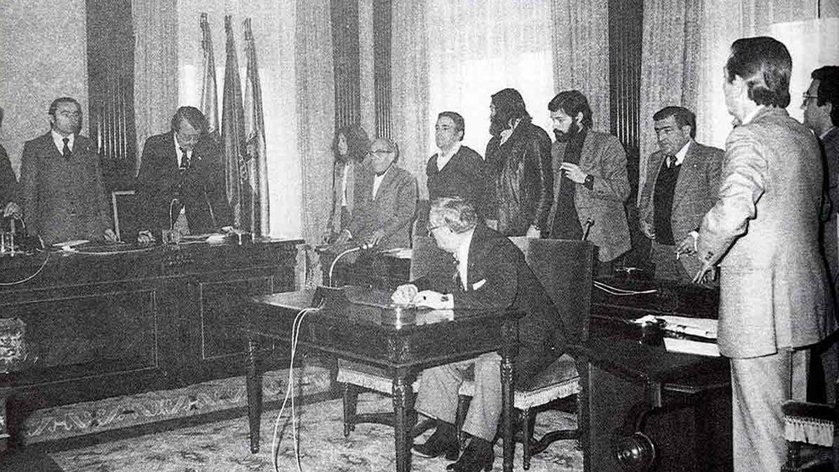 Abril de 1980. Arriba, el Ayuntamiento de León, presidido por Juan Morano, vota a favor de la unión de León con Castilla. | FOTOS DE CÉSAR EXTRAÍDAS DE 'CRÓNICA DE UN COMPROMISO', DE MIGUEL CORDERO DEL CAMPILLO