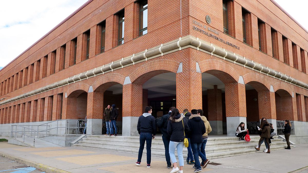 Alumnos en el vestíbulo de la Escuela de Ingenierías de la ULE.| L.N.C