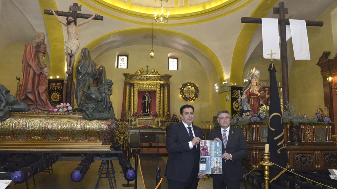 Miguel Ángel Gil y Juan Carlos Morán, abades de ambas cofradías.| MAURICIO PEÑA. Miguel Ángel Gil y Juan Carlos Morán, abades de ambas cofradías.| MAURICIO PEÑA.