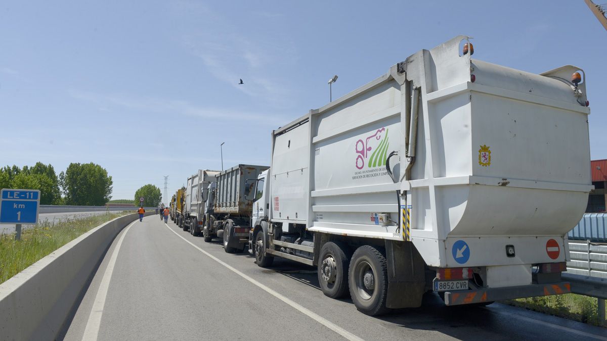 Las caravana de camiones cargados de basura a la puerta del la planta de transferencia de Trobajo del Cerecedo. | MAURICIO PEÑA