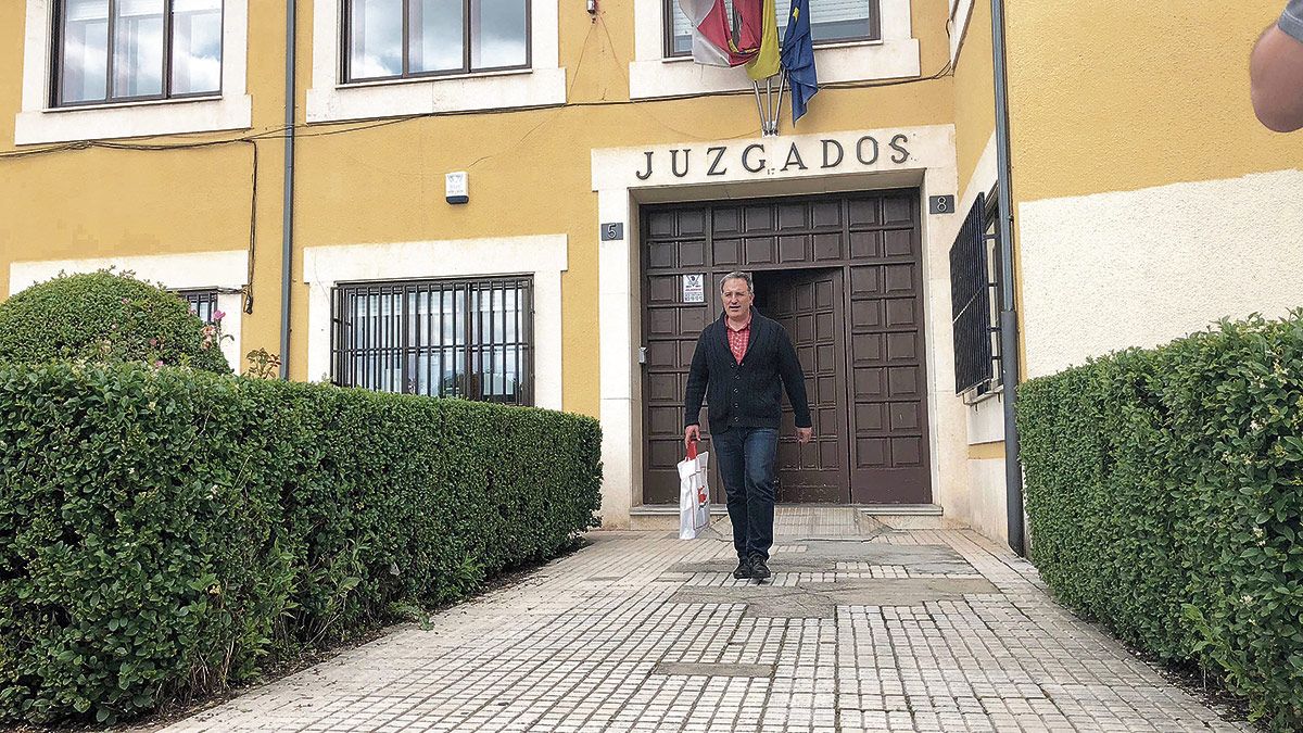 El alcalde de Astorga, Arsenio García, se prestó a explicar la situación a los medios. | P.F.