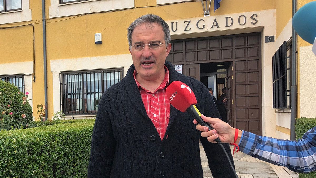Arsenio García a su salida del Juzgado de Astorga este miércoles. | P.F.