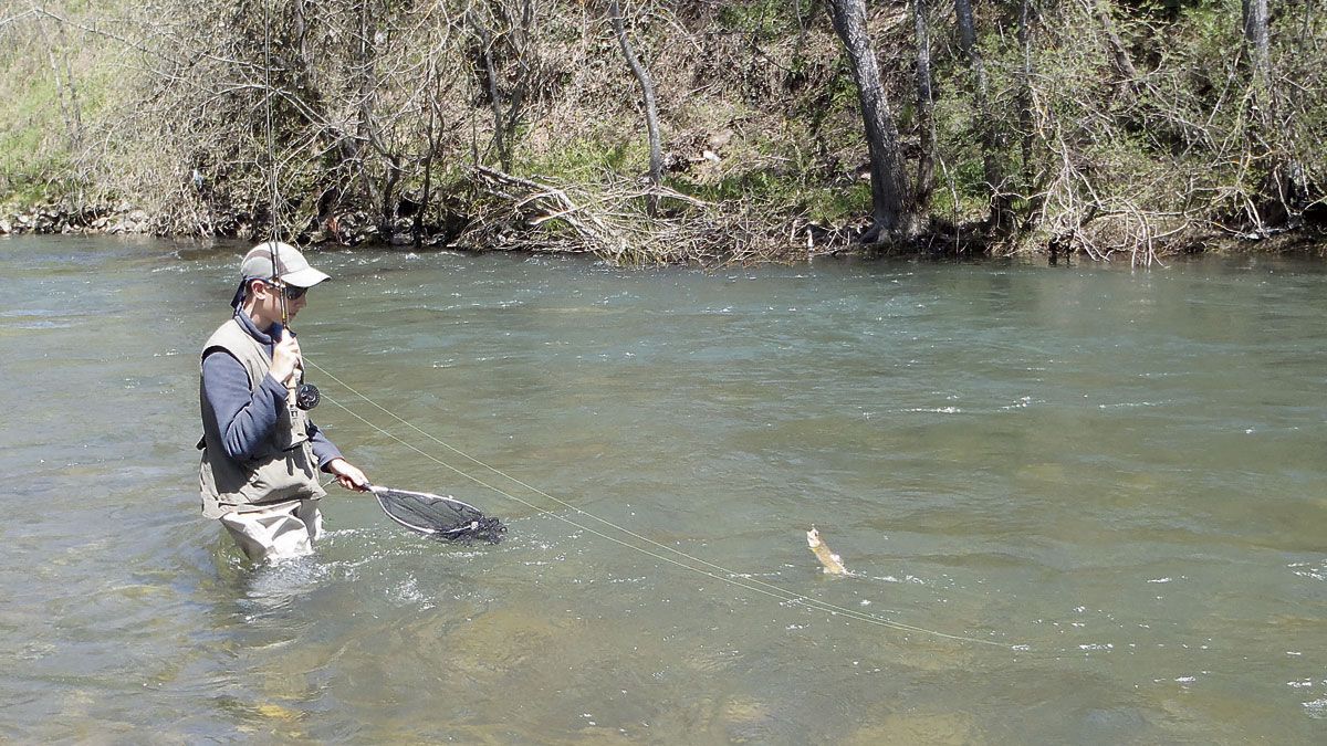 Con solo 13 años, Mario Rodríguez pesca truchas con entendimiento y maña. | RODRIGO PRADO NÚÑEZ