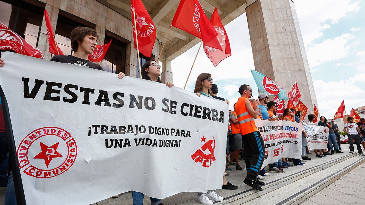 Protestas de la plantilla de Vestas en la explanada de la Junta. | ICAL