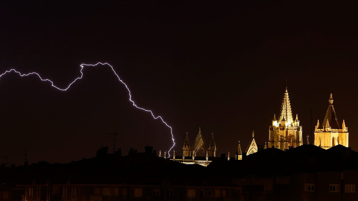 Imagen de archivo de una tormenta en León. | ICAL