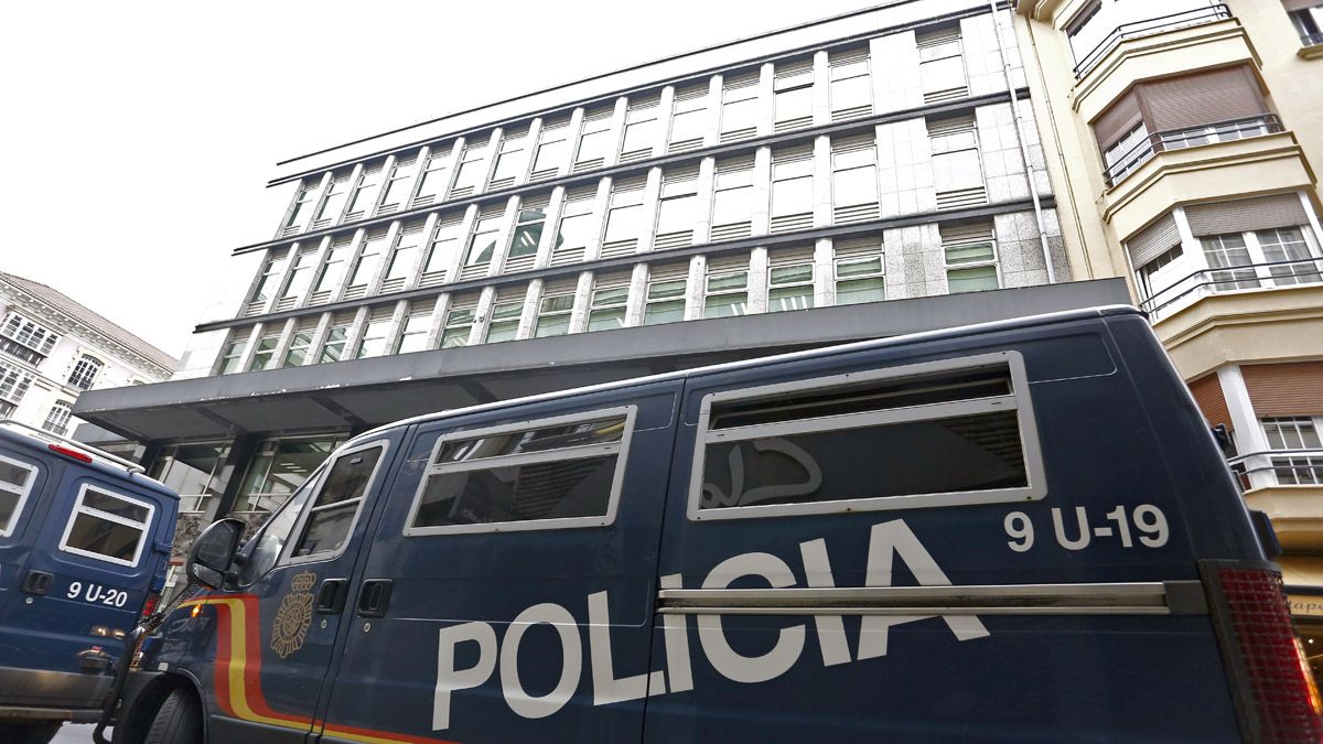 Furgones policiales durante el registro llevado a cabo en el Ayuntamiento de León. | ICAL