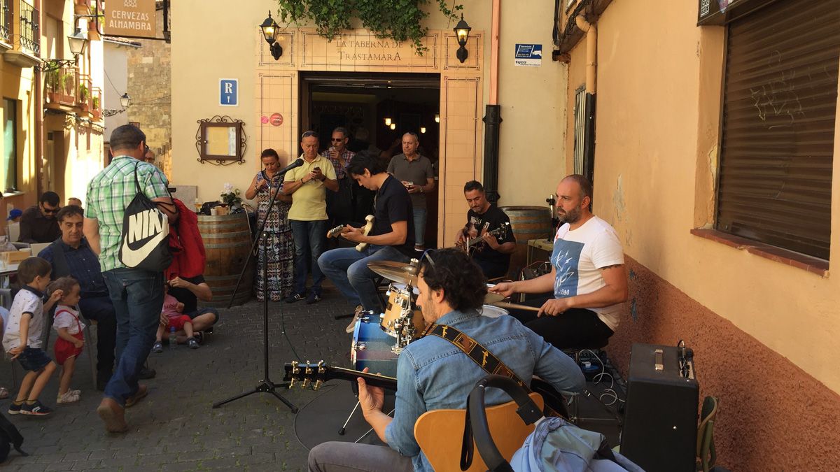 Algunos de los músicos del festival en el bar Trastámara. | L.N.C.