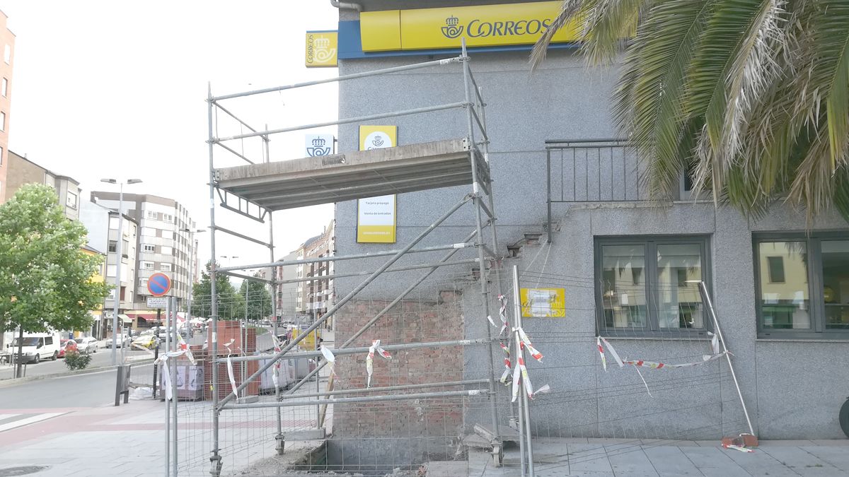 Las obras se están desarrollando estos días en el lateral izquierdo de la fachada. | D.M.