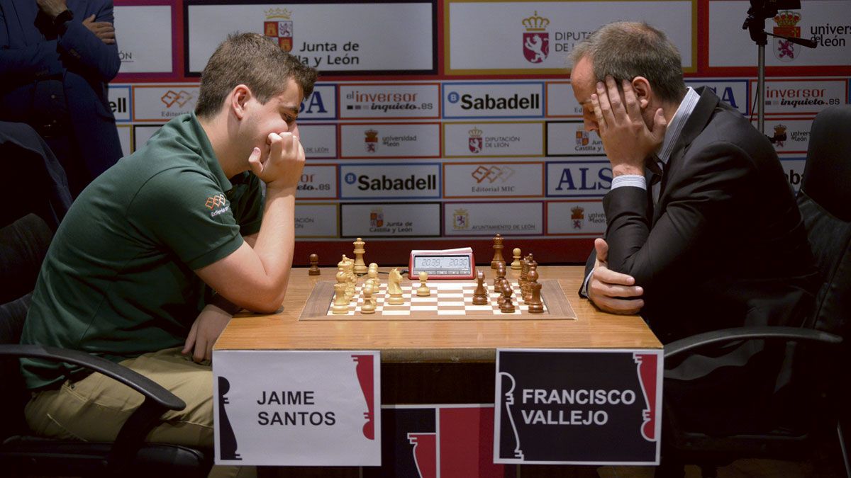 Concentración absoluta en la segunda semifinal que enfrentó a Jaime Santos y Francisco Vallejo este sábado. |MAURICIO PEÑA