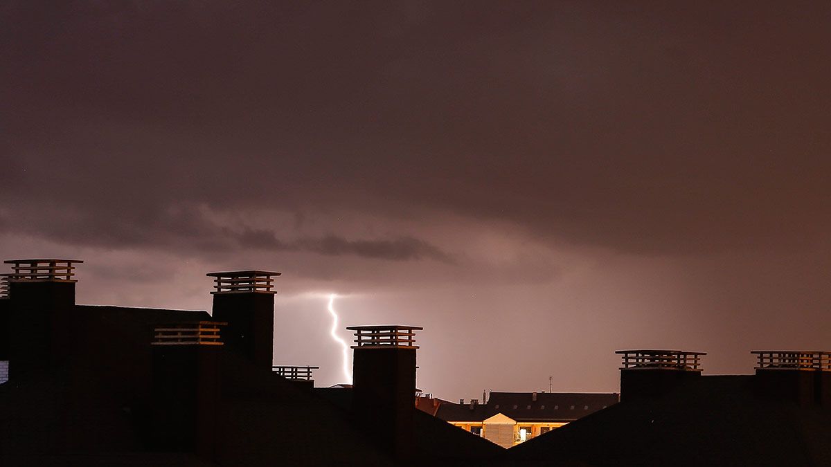 Imagen de archivo de una tormenta en León. | ICAL