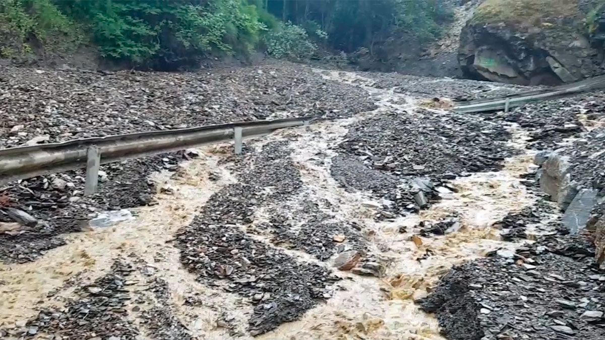 Captura de imagen de un vídeo compartido en redes sociales por un vecino de Peñalba con el derrumbe.