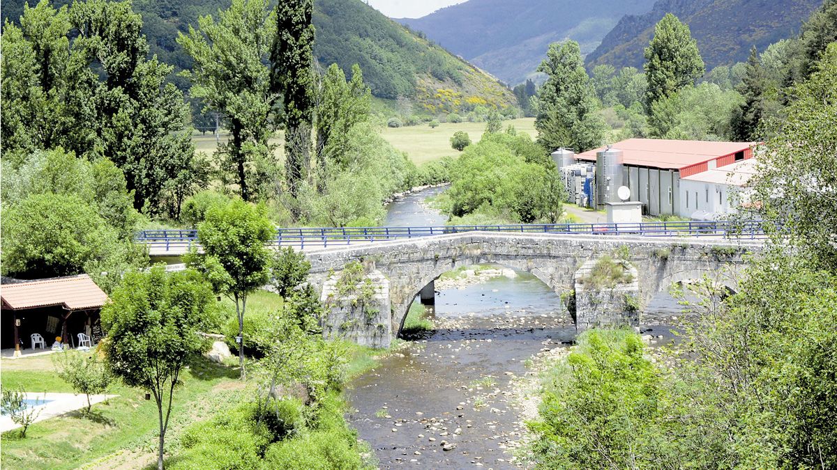 Puente de Boca de Huérgano sobre el río Yuso-Esla. | LUIS SOLERA SELVI