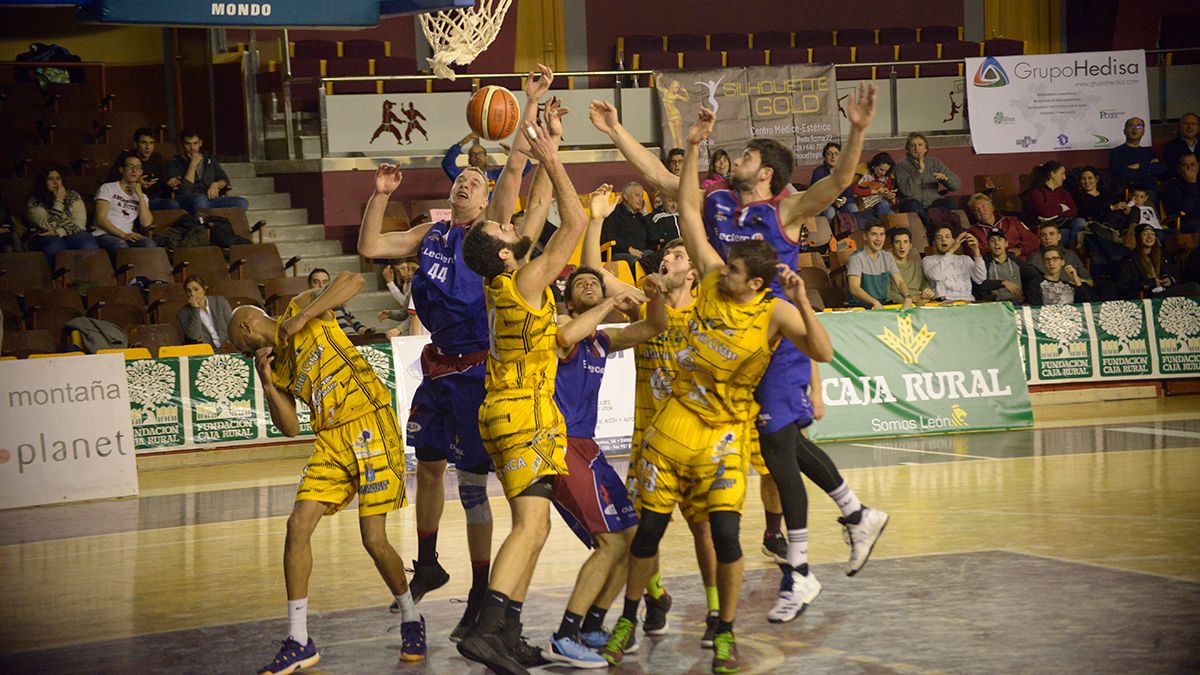 Imagen de archivo de un partido del Agustinos durante la pasada temporada. | Mauricio peña