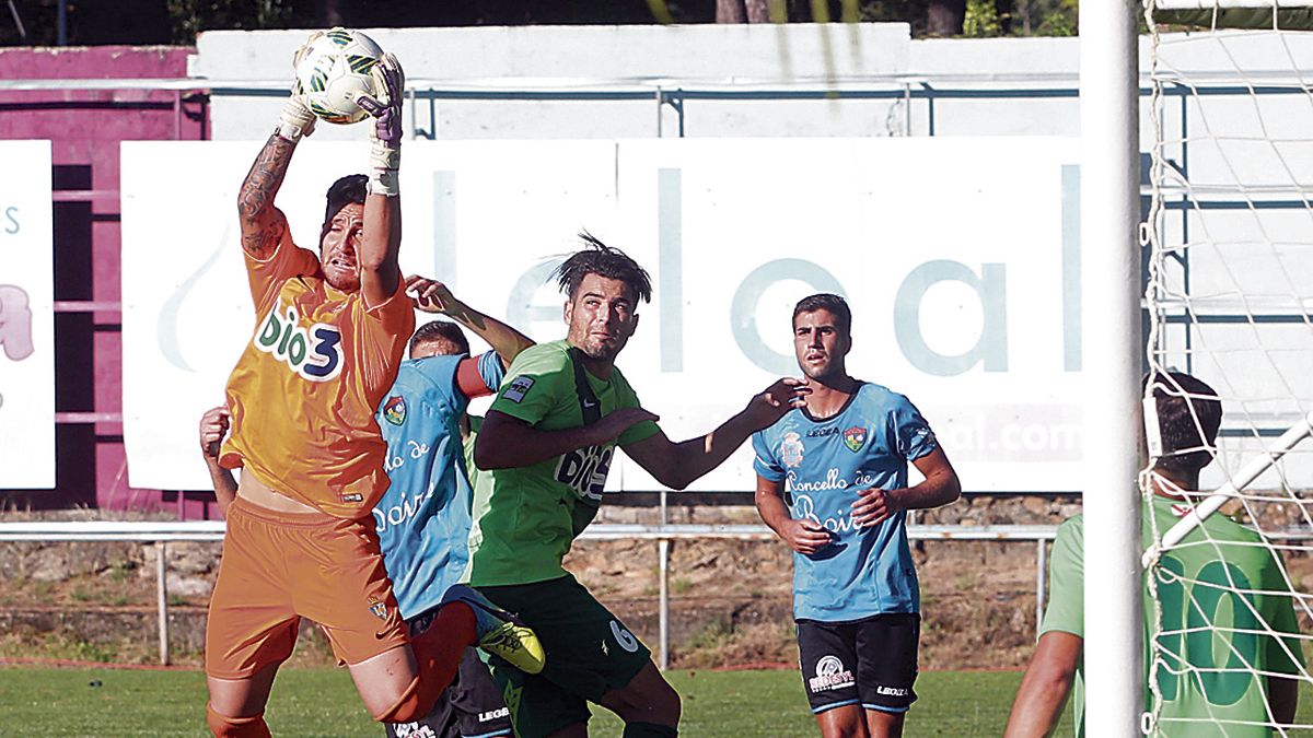 Olmedo atrapa un balón durante uno de sus pocos partidos en Liga con la Deportiva. | L.N.C.