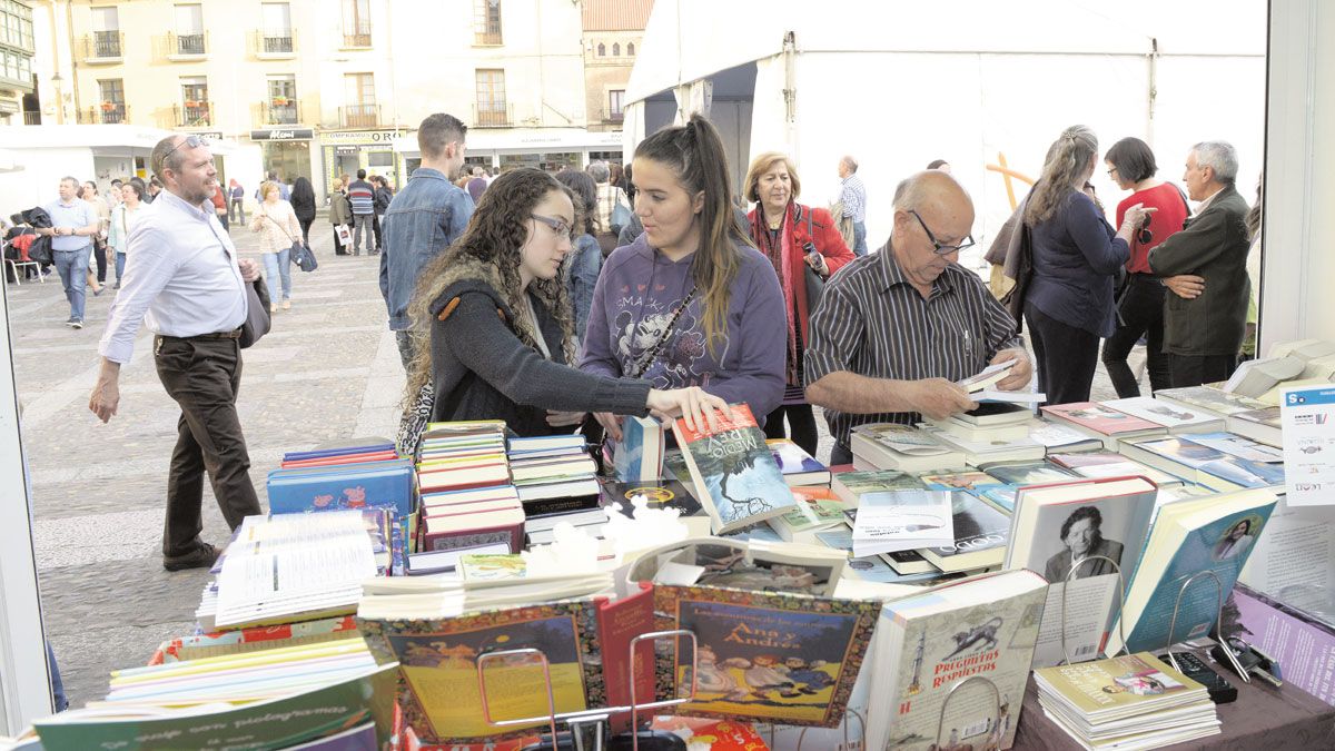 Una de las casetas de la Feria del Libro de León que este sábado comenzó sus actividades en la plaza de San Marcelo, hasta el domingo 17. | MAURICIO PEÑA
