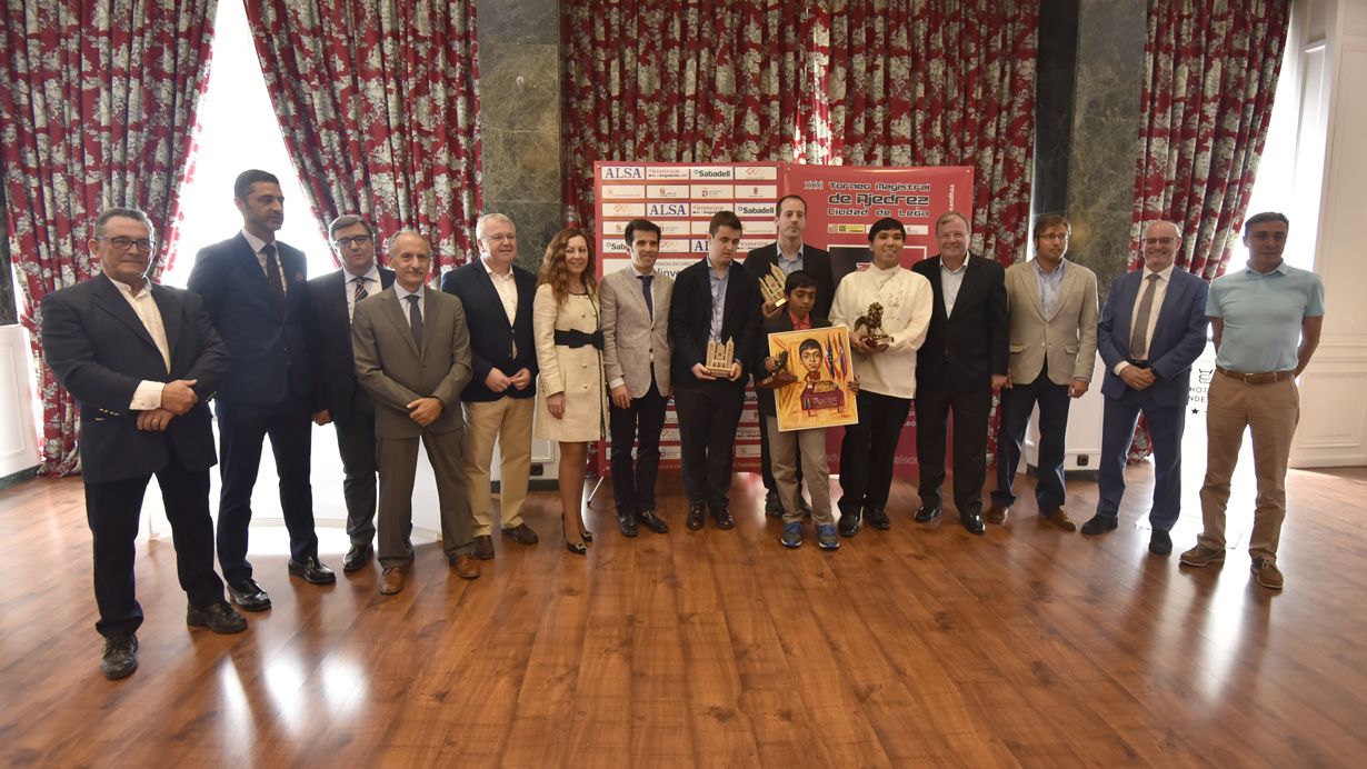 Instante que resume la entrega de premios y ceremonia de clausura del Magistral de Ajedrez XXXI. | SAÚL ARÉN