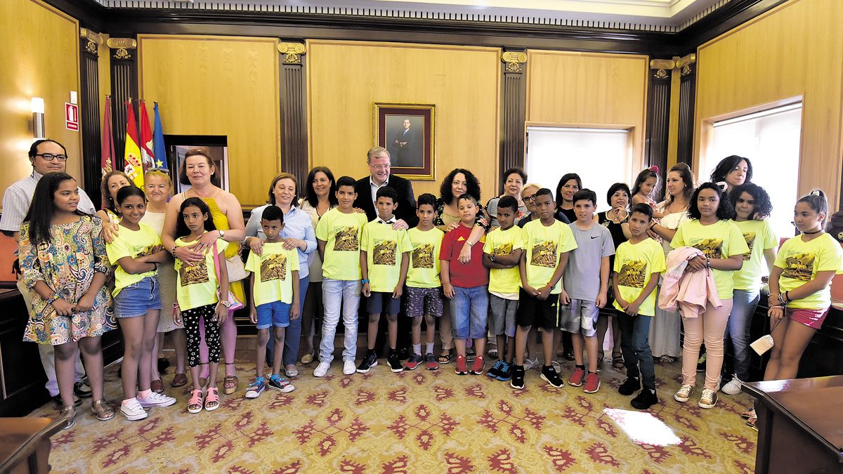 Los niños fueron recibidos este lunes por el alcalde, Antonio Silván y Aurora Baza, concejala de Familia y Servicios Sociales en San Marcelo. | SAÚL ARÉN