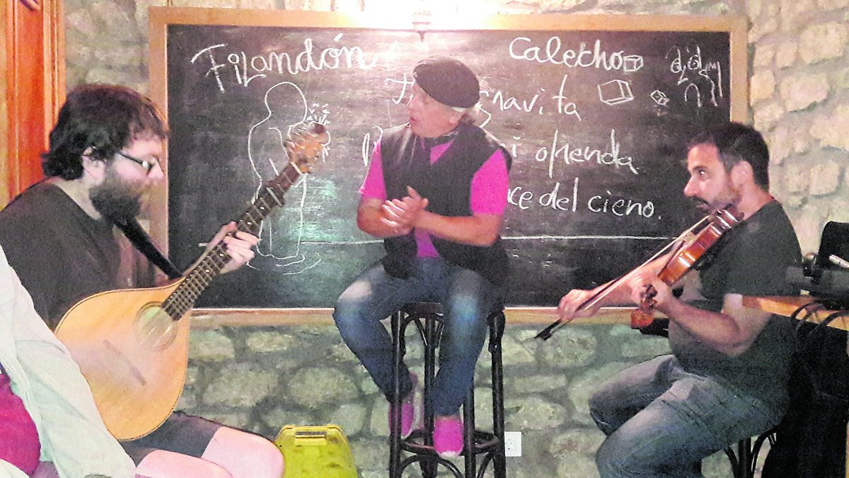 Rodri (izquierda), del dúo Tarna, y el luthier Fran Allegre (derecha)aparecieron por Paradilla y acabaron sumándose al improvisado filandero».|F.FERNÁNDEZ