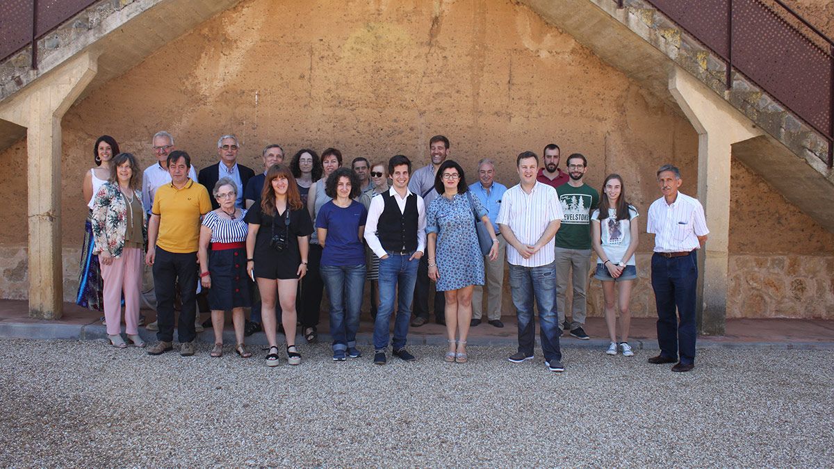 Foto de grupo de los ponentes de este martes junto a los asistentes al Curso de Verano de la ULE impartido en Gordoncillo. T.G.