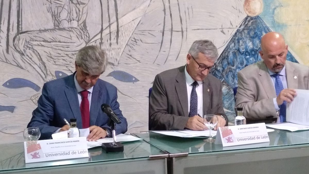 Firma del convenio entre la Universidad de León y la Universidad de Oviedo. | L.N.C.