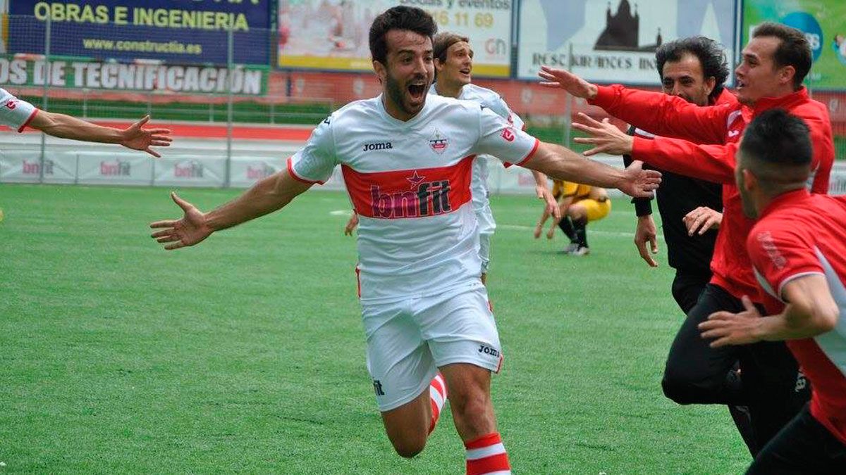 Fer Ruiz celebra un gol con la camiseta del Sanse. | @FCHENAN