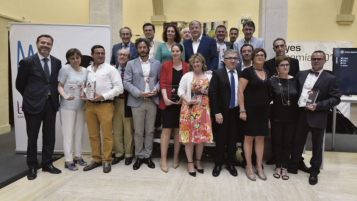 Foto de familia de los premiados por la Academia de Alimentación y Gastronomía de Castilla y León. | SAUL ARÉN Foto de familia de los premiados por la Academia de Alimentación y Gastronomía de Castilla y León. | SAUL ARÉN